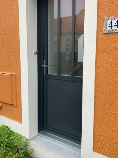 Pose d'une porte d'entrée alu modèle INDUS 1