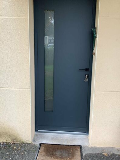 Pose d'une porte d'entrée réf : LUMA A