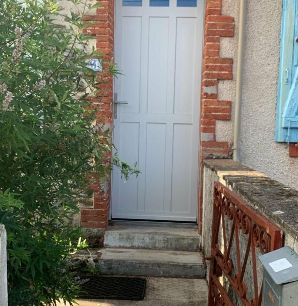 Pose d'une porte d'entrée en alu Réf :classique tiers 2